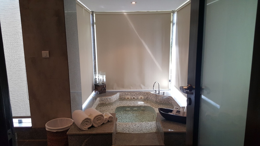 Bathroom 4, The Lalit Resort And Spa Bekal, Kasaragod