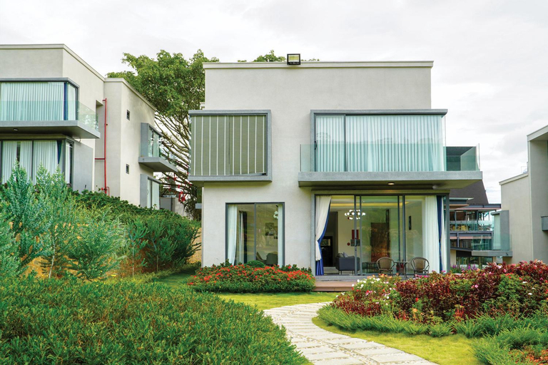 Exterior & Views
