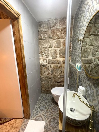 Bathroom 3, Hebi house