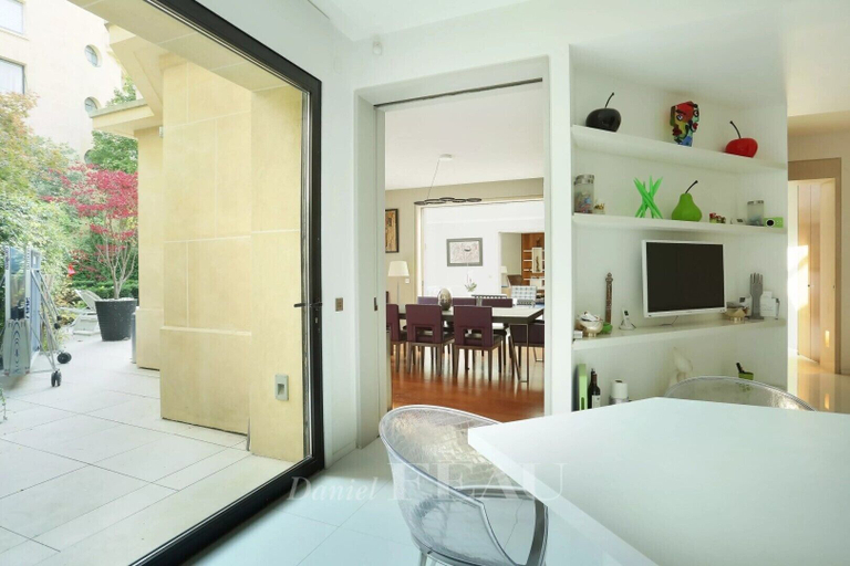 Bedroom 5, 6 Pl. Joffre luxery self check in, Paris