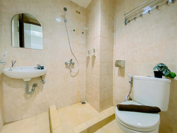 Bathroom 4, Comfortable and Homey 1BR Boutique Kemayoran Apartment By Travelio, Central Jakarta