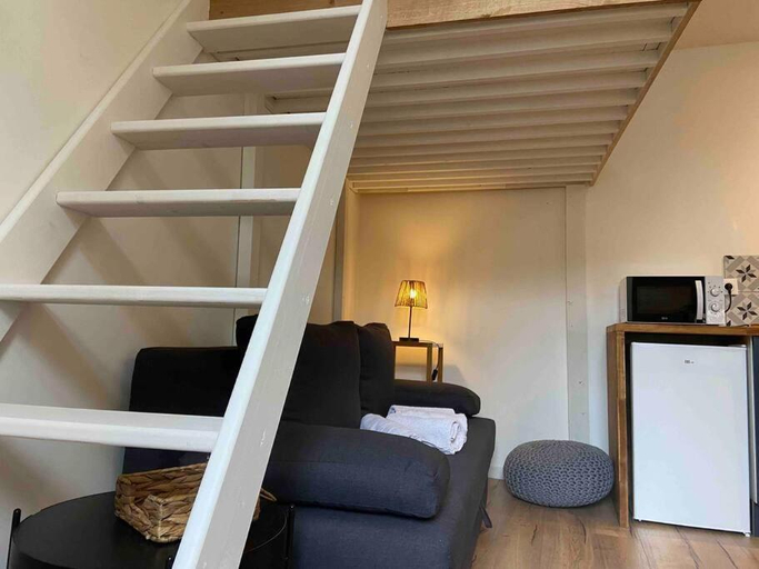 4, Charmant Studio, Cher