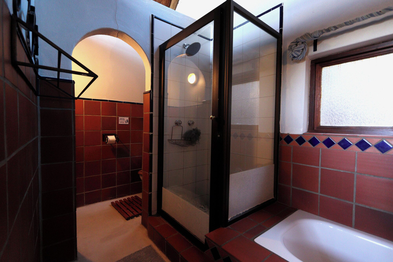 Bathroom 4, Bali at Scenic Haven Lodge, Bojanala