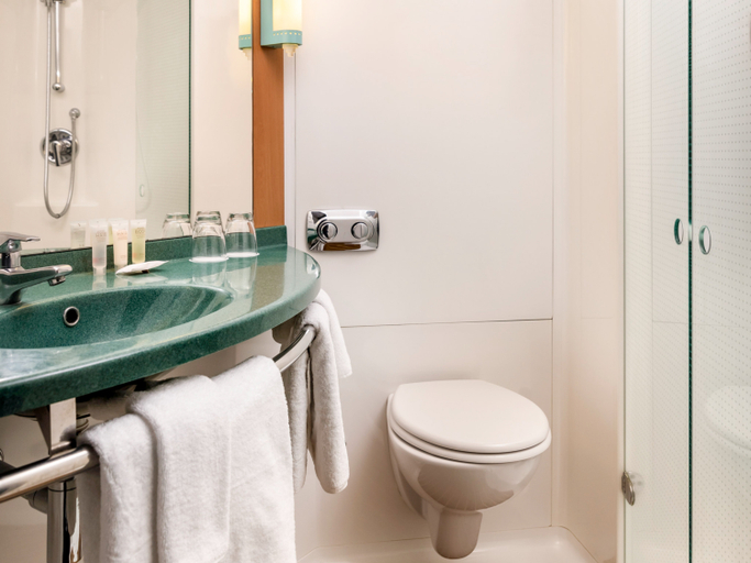 Bathroom 2, ibis Auckland Ellerslie, Waitakere
