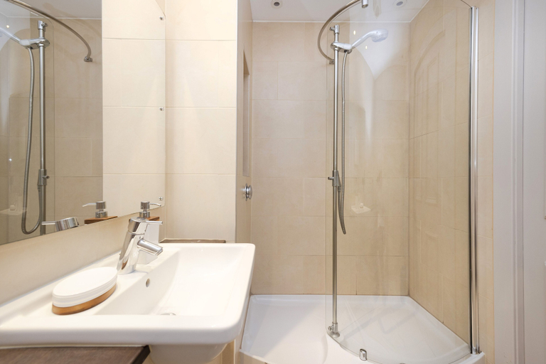 Bathroom 4, JOIVY 5-star Luxurious George Street Apartment, Edinburgh