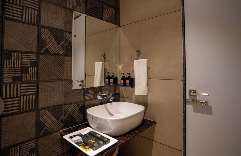 Bathroom 5, Pravasa Stay Near Luv Kush Square, Indore