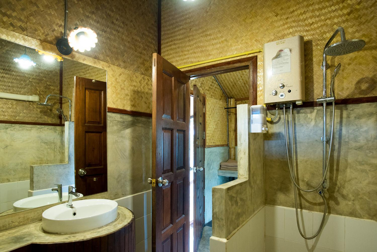 Bathroom 3, Herntai Resort, Mae La Noi