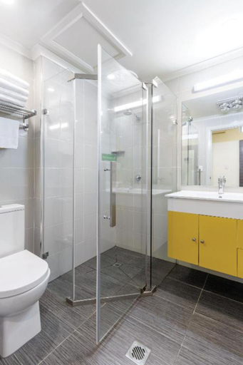Bathroom 3, ibis Styles Kingsgate, Melbourne