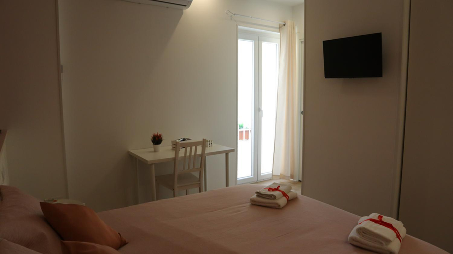 Others 2, Aura b&b, Bari