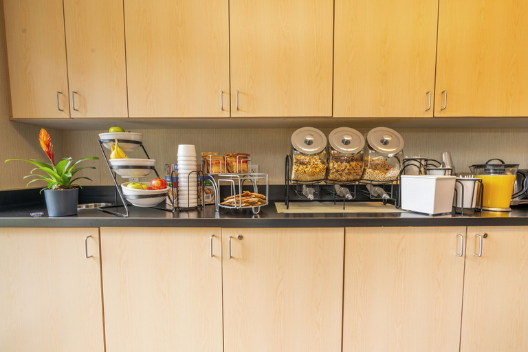 Food & Drinks 4, Ramada by Wyndham Kingston, Frontenac