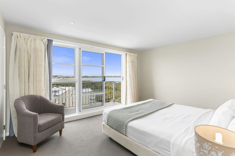 Bedroom 2, Deep Blue Hotel and Hot Springs, Warrnambool