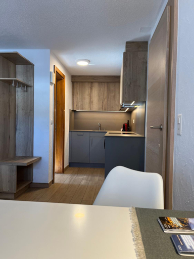 Others 5, Modernes Studio Zermatt, Visp