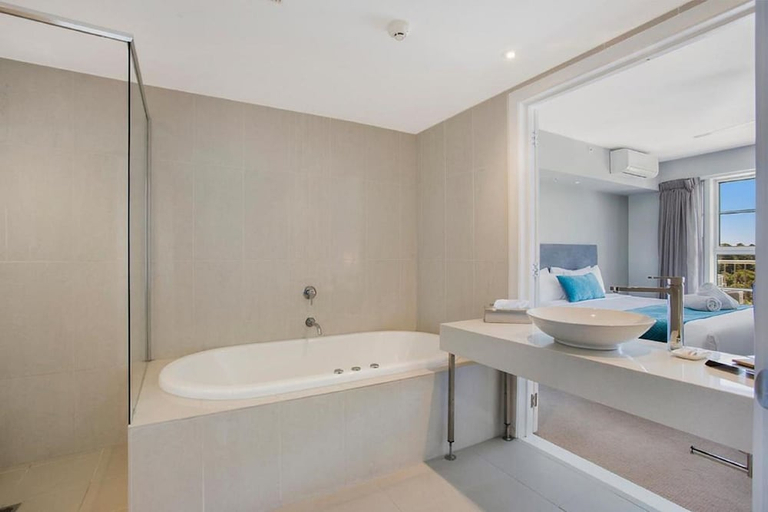 Bathroom 3, Deep Blue Hotel and Hot Springs, Warrnambool