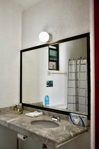 Bathroom 4, Pelicano Inn Playa del Carmen - Beachfront Hotel, Cozumel