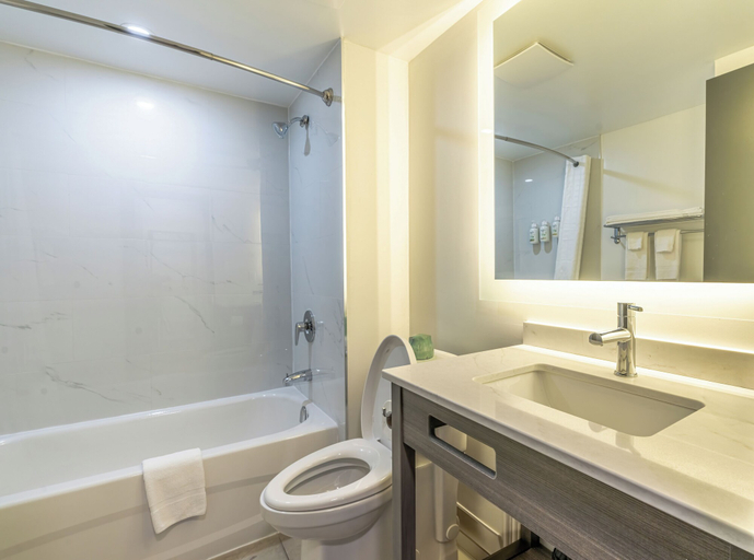 Bathroom 3, Ramada by Wyndham Kingston, Frontenac