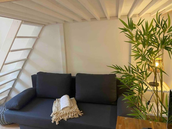 3, Charmant Studio, Cher