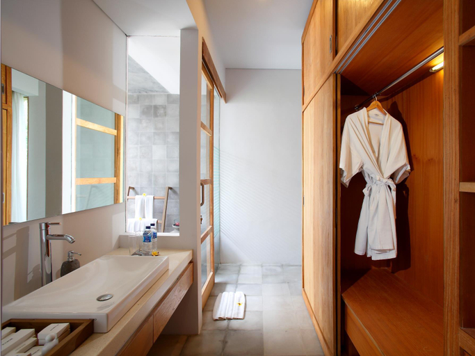 Bathroom 16