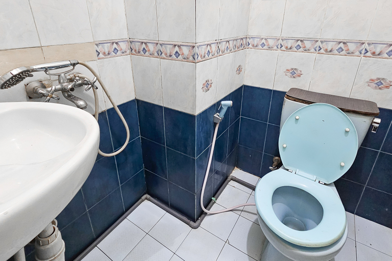 Bathroom 3, Urbanview Hotel Kharisma Banjarmasin, Banjarmasin