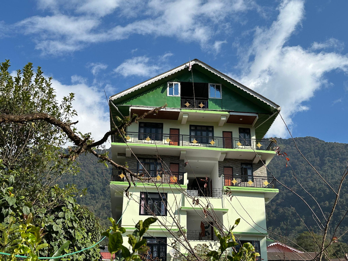 Exterior & Views