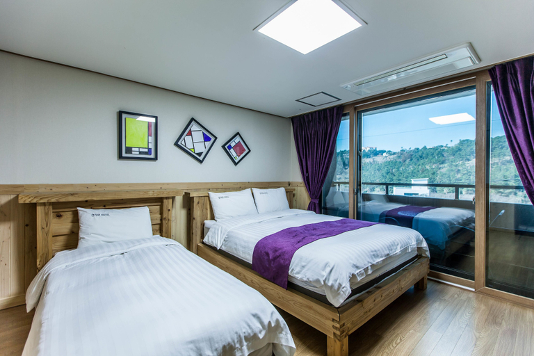 Bedroom 3, Cheonjiyeon Hotel, Seogwipo