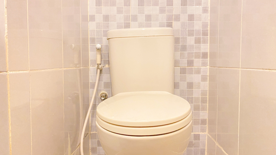 Bathroom 5, Comfy and Good Studio Apartment at Tokyo Riverside PIK 2 By Travelio, Tangerang