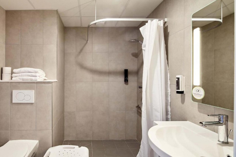 Bathroom 5, B&B HOTEL Argenteuil, Val-d'Oise