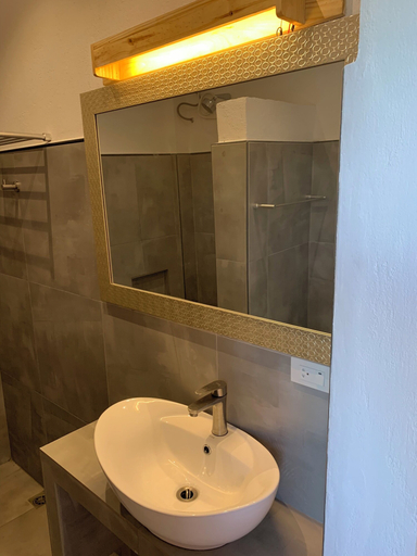 Bathroom 3, Crown Malapascua, Daanbantayan