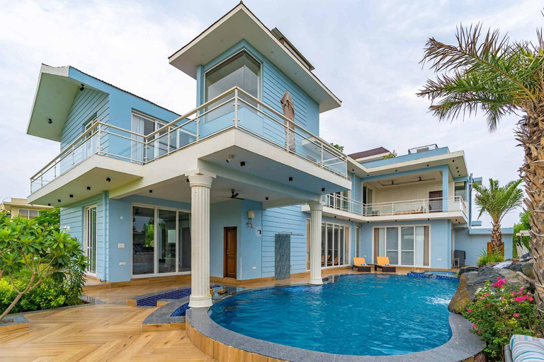 Sport & Beauty 2, Serenity Farms by StayVista - 5BHK Villa with Home Theatre & Jacuzzi, Gurgaon
