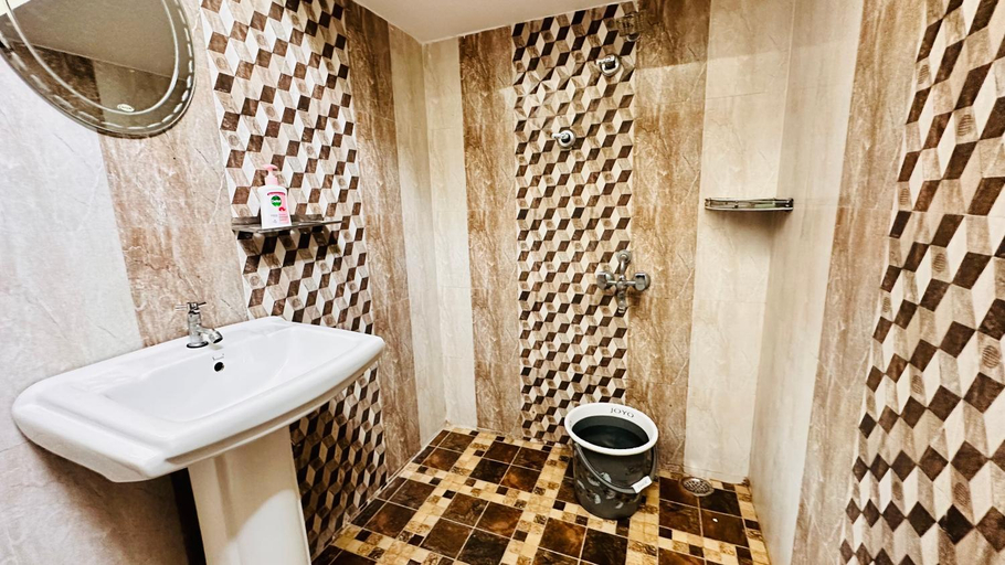 Bathroom 2, Achyuta Room for Rent by Raatree in Gokulam, Mysore