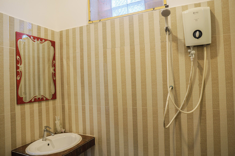 Bathroom 5, New Dragon Inn Guest House, Kaeb