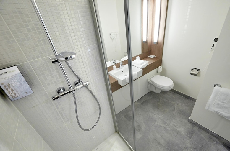 Bathroom 3, CAMPANILE TAVERNY, Val-d'Oise