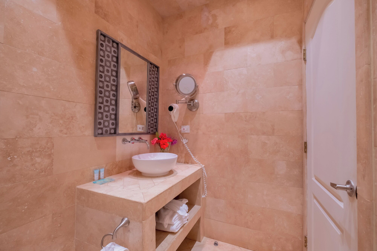 Bathroom 5, Placencia Resort