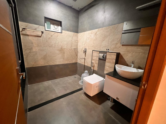 Bathroom 3, Blue Peaks Holidays Swimming Pool Cottage Munnar, Idukki