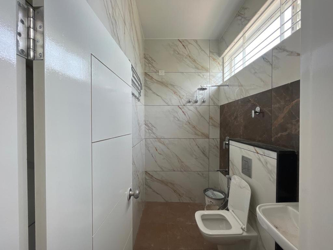 Bathroom 4, Seema palace inn, Mysore