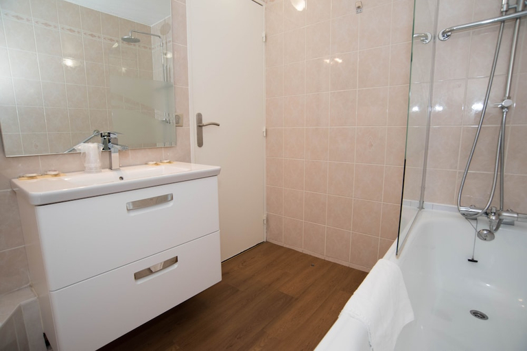 Bathroom, ibis Styles Annecy Le Vieux, Haute-Savoie