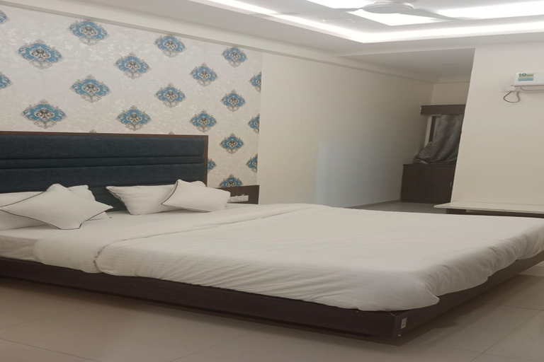 Bedroom 2, Hotel VR Inn, Anand