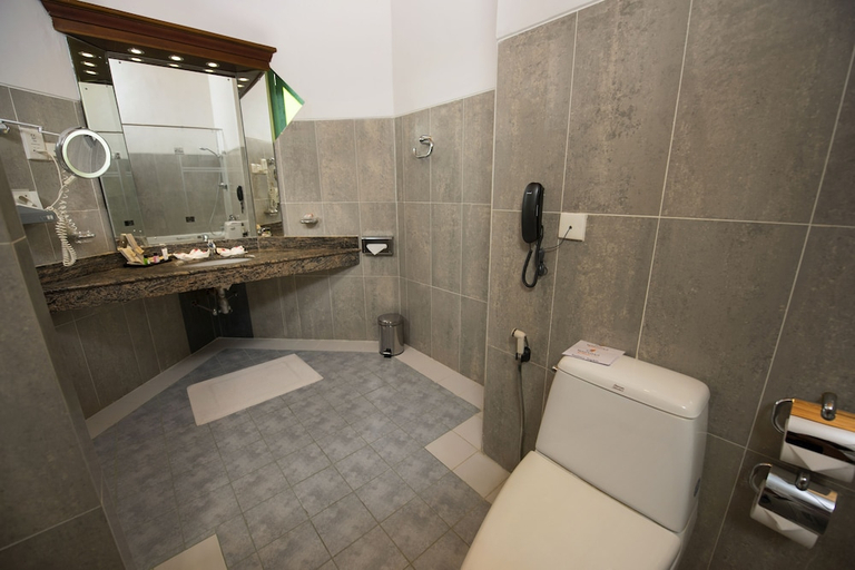 Bathroom 4, Mandara Rosen, Katharagama