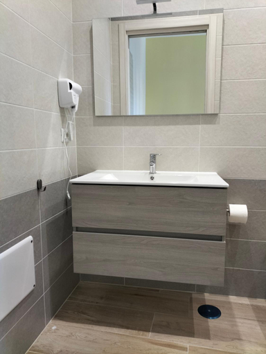 Bathroom 2, I 23 PASSI SCAURI, Latina