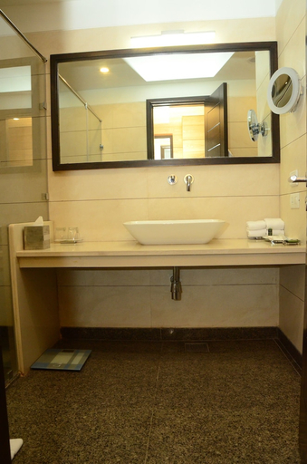 Bathroom 5, Radisson Chandigarh Zirakpur, Sahibzada Ajit Singh Nagar