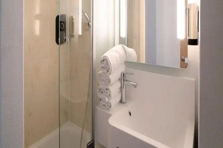 Bathroom 4, B&B HOTEL Dreux Centre, Eure-et-Loir