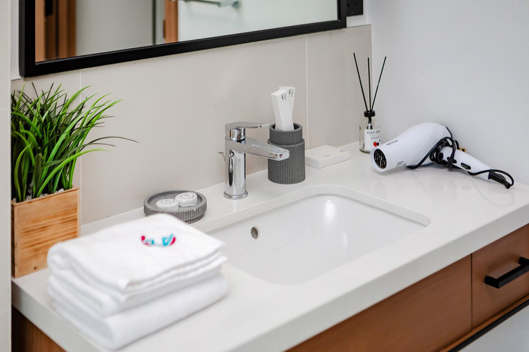 Bathroom 2, Stylish 2BR with Marina Views, Dubai