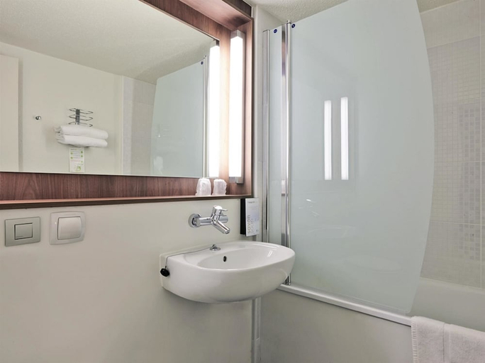 Bathroom 4, Campanile Rennes Ouest - Cleunay, Ille-et-Vilaine