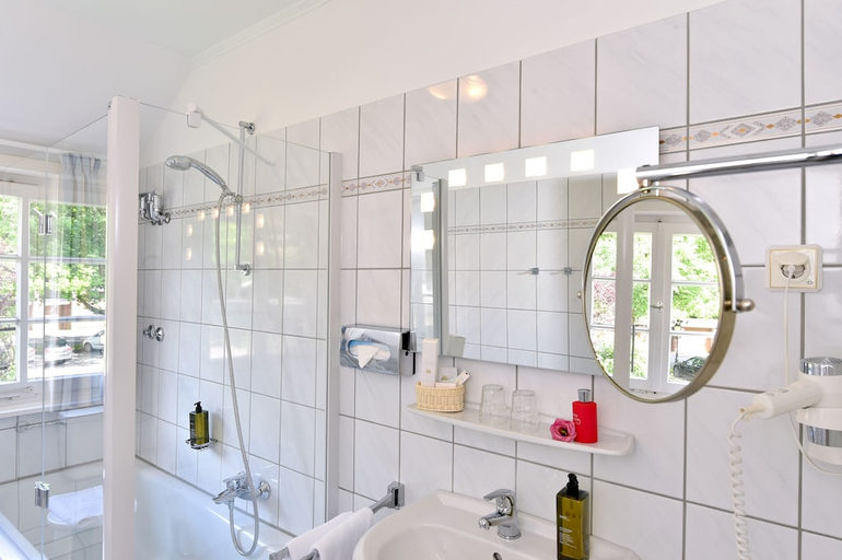 Bathroom 5, Kleinhuis Hotel Mellingburger Schleuse                                                     , Hamburg