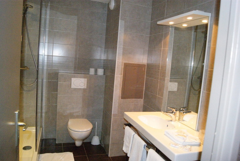Bathroom 2, Hotel Bonaparte, Seine-Maritime