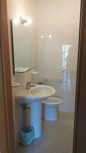 Bathroom 2, Spacious double room a stone throw from the sea, Teramo