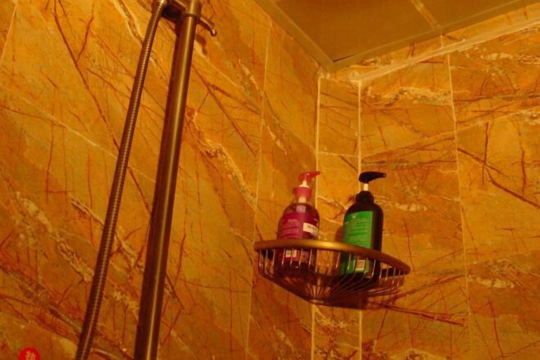 Bathroom 4, Caiyunjian Inn, Dêqên Tibetan