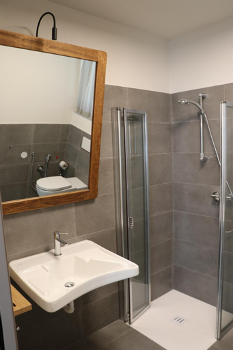 Bathroom 10