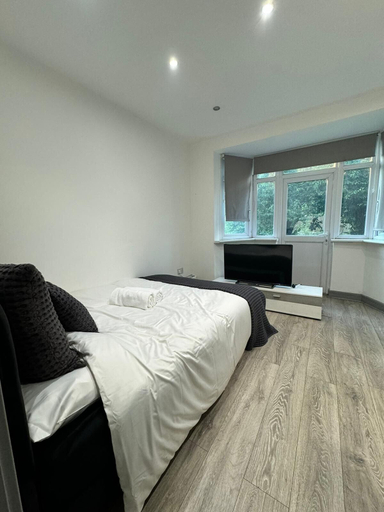 Bedroom 5, Romford Studio Retreat, London