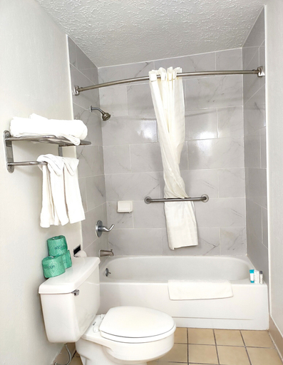 Bathroom 2, Travelodge by Wyndham Indianapolis Speedway, Indianapolis