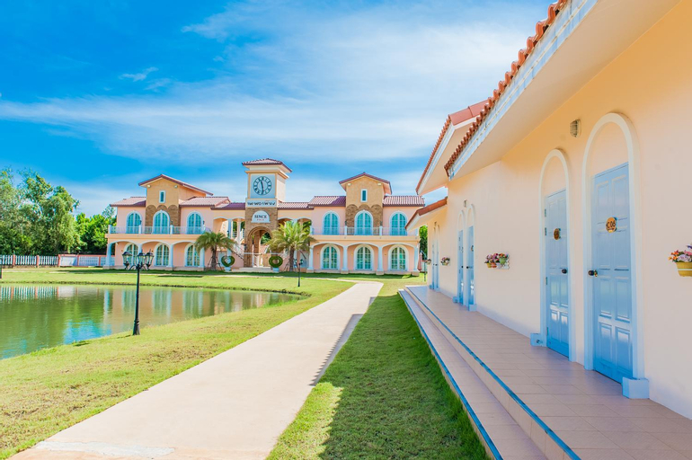 Exterior & Views